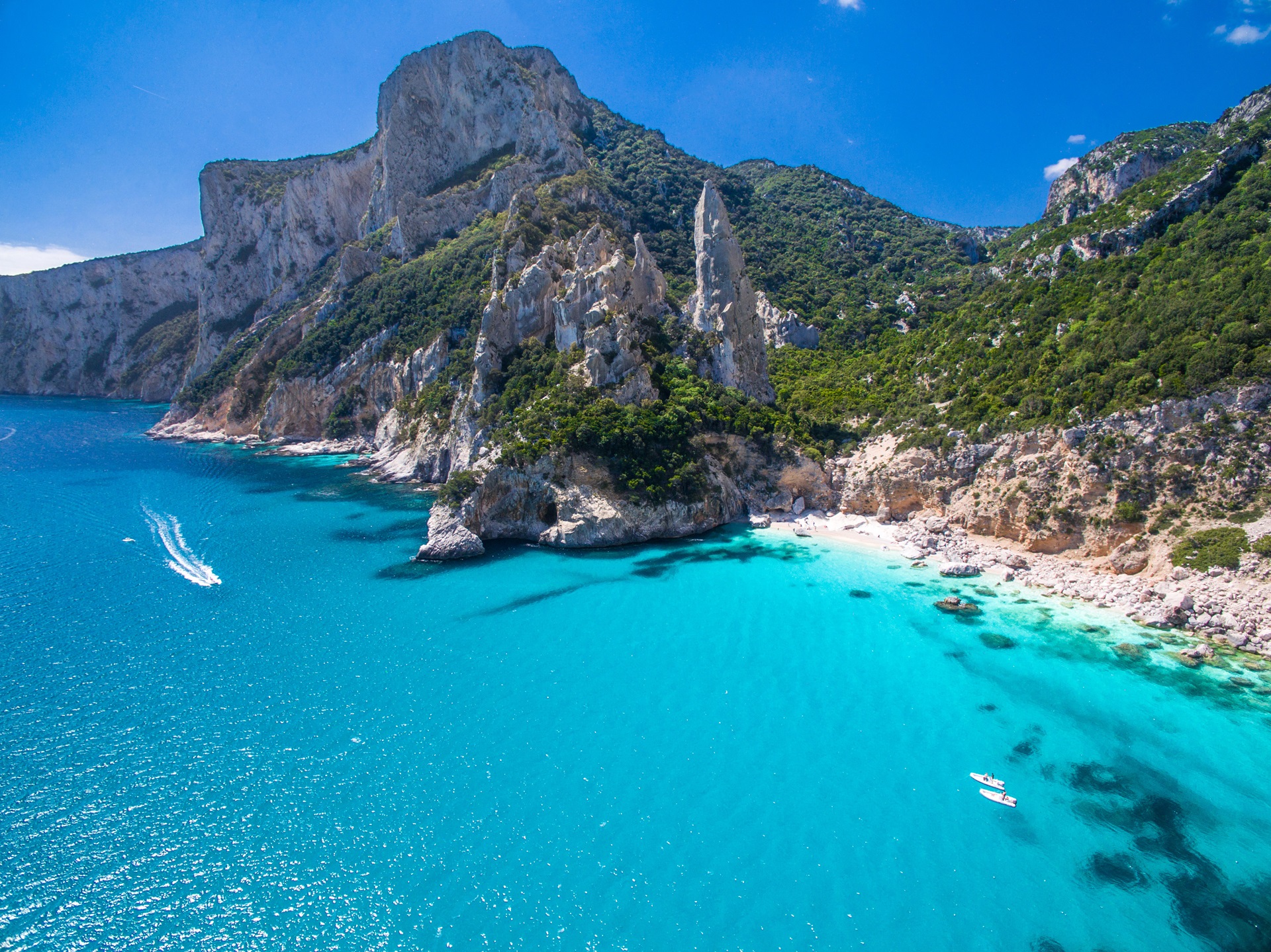 Setzen Sie die Segel nach Sardinien